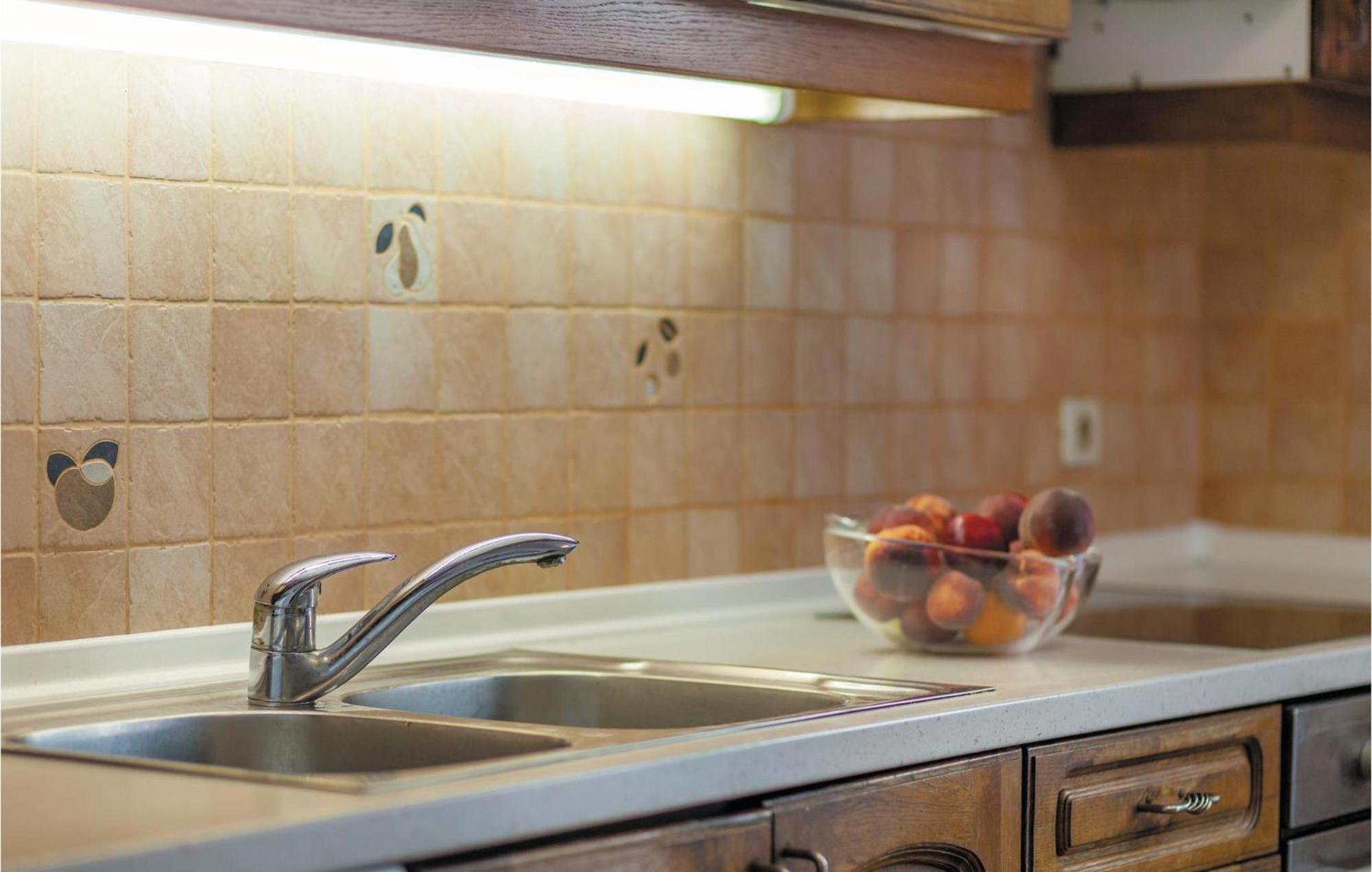 Amazing Home In Podstrana With Kitchen Екстериор снимка