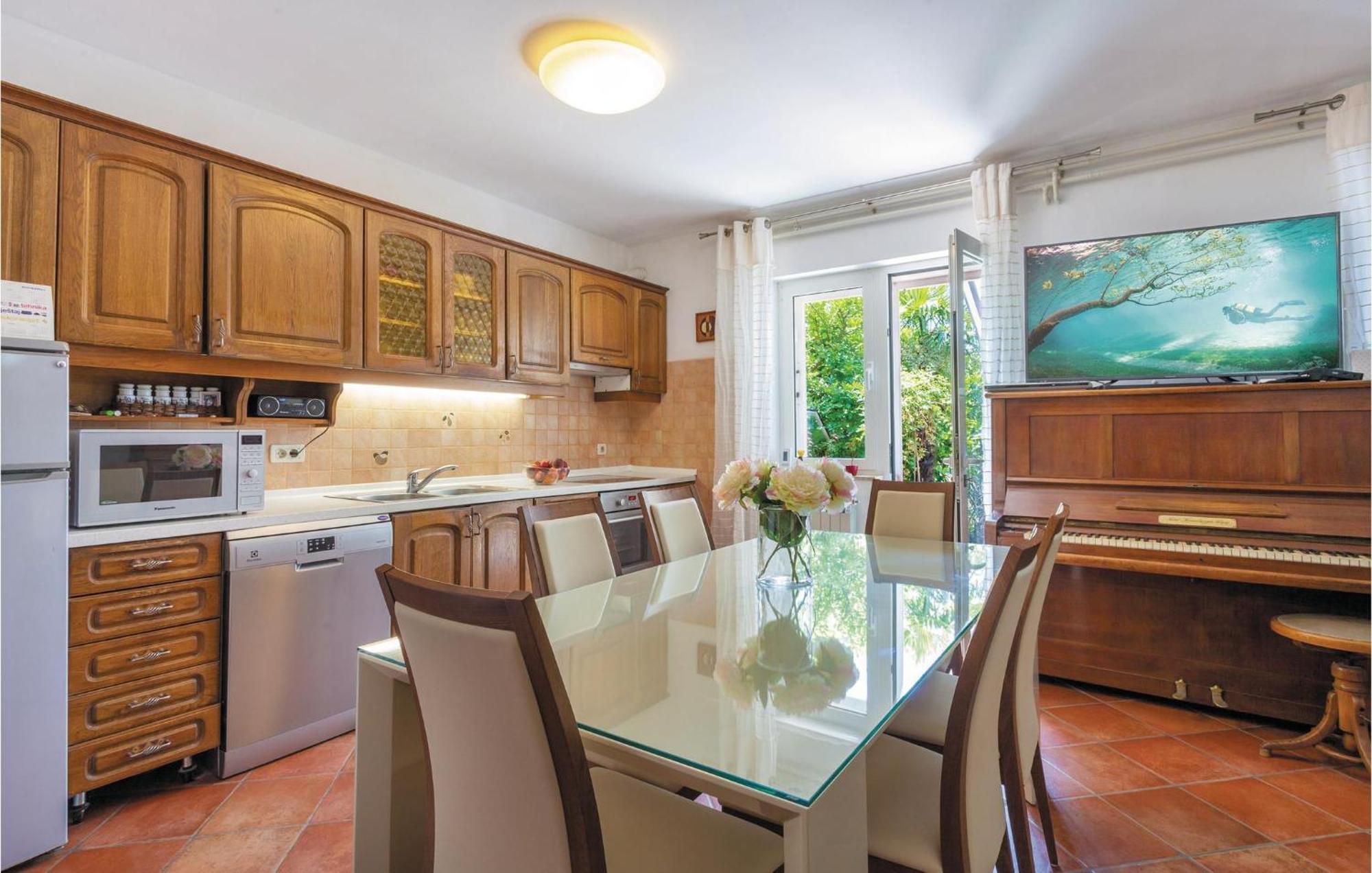 Amazing Home In Podstrana With Kitchen Екстериор снимка