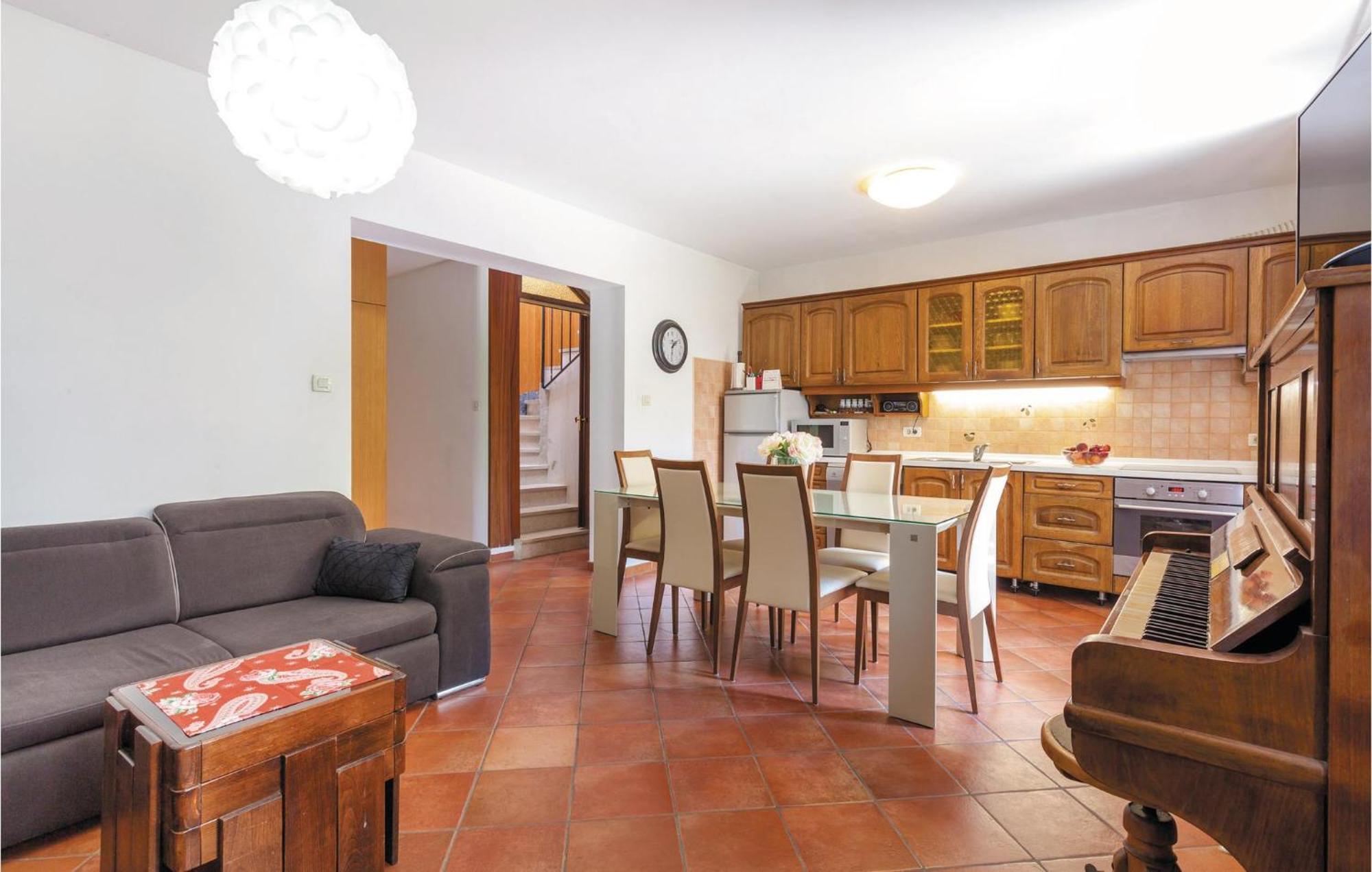 Amazing Home In Podstrana With Kitchen Екстериор снимка